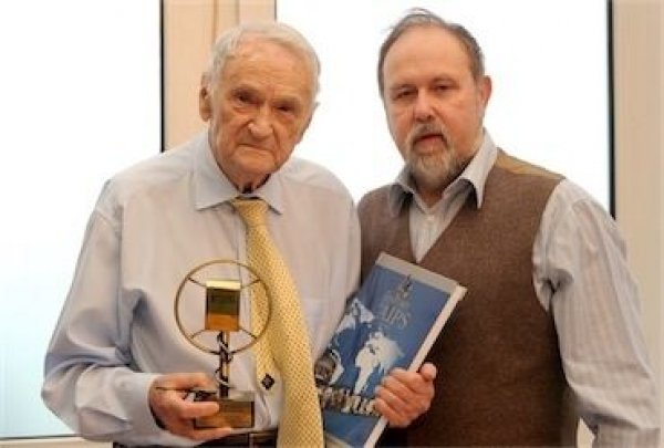 Asociaţia Jurnalistilor Sportivi din Ungaria il premiaza pe Szepesi, cel mai mare comentator de radio al tarii