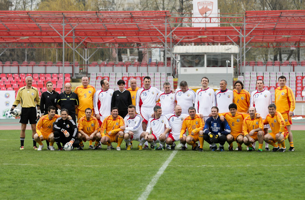 Jurnaliştii, învinşi de echipa  “Generaţiei de aur” în deschiderea finalei Cupei Ministerului Educaţiei Naţionale